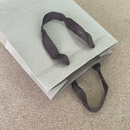 Крафт-пакет с ленточными ручками 18×10×23 см